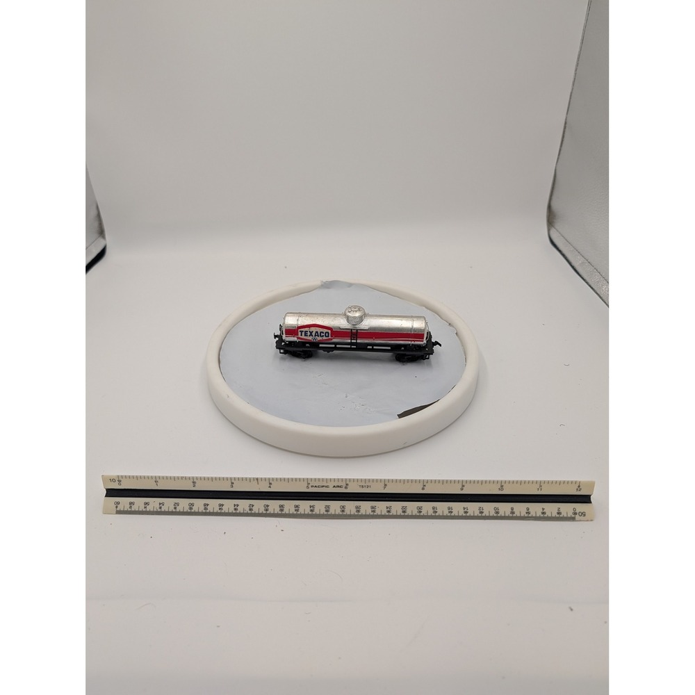 Texaco HO Scale Tank Car Silver Red Model Railroad Rolling Stock Gas Oil Train